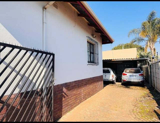 6 BEDROOM HOUSE FOR SALE IN SUNNYRIDGE